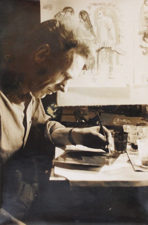 Loek werkt aan een email ttv kruiswegstaties Jakarta eind jaren 50